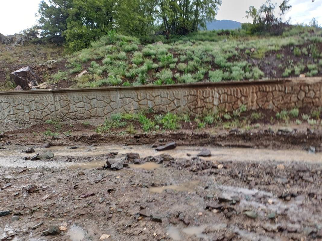 Konya’da sağanak sele neden oldu, mahalle yolu ulaşıma kapandı 3